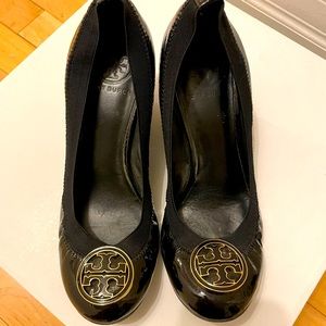 TORY BURCH Black patent logo wedges